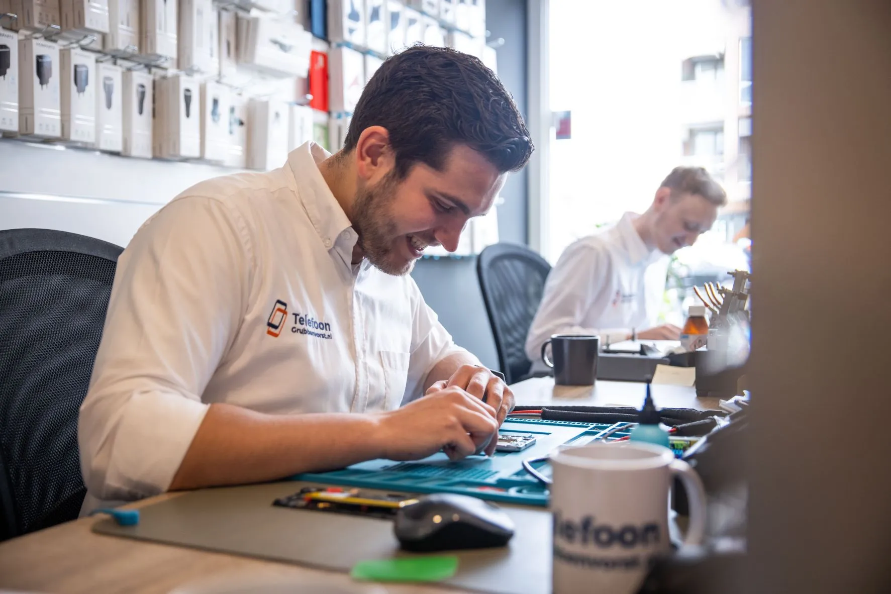 Technicus verricht smartphone reparatie